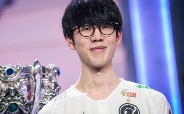 这太快了！ TheShy 击杀了 Xiaoxu 1 vs 2 Invictus Gaming 16 分 27 秒击败了 Royal Never Give Up 。