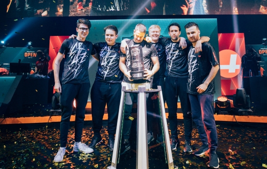 德州扑克实战：解析“过牌-加注（Check-Raise）”作为防守反击武器的最优时机。（德州扑克实战：过牌加注作为防守反击利器的最佳时机详解）